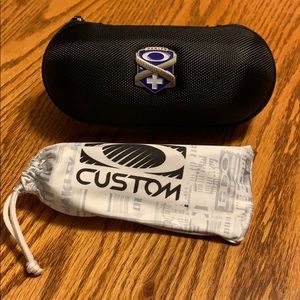 Men’s Oakley frogskin sunglasses w/ hard shell